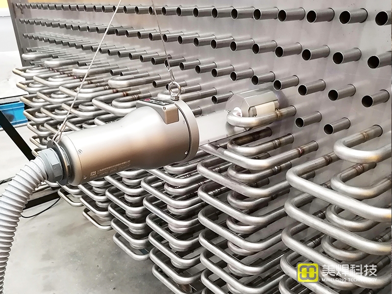 The efficiency of the U-tube welding machine for radiators and condensers is achieved by one person